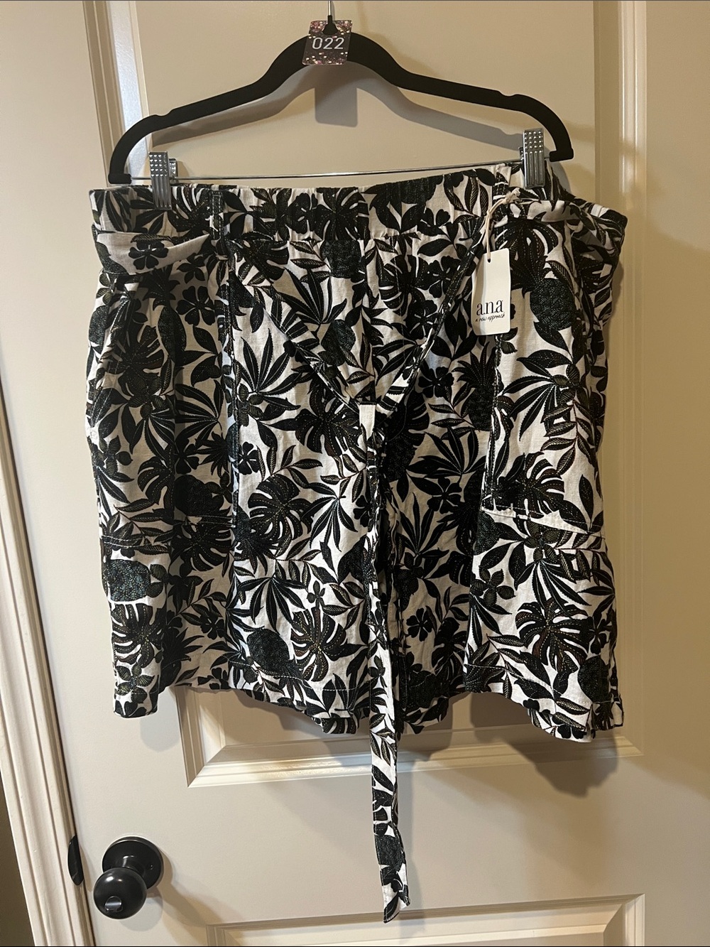 a.n.a Black & White Tropical Tie-Waist shorts H022